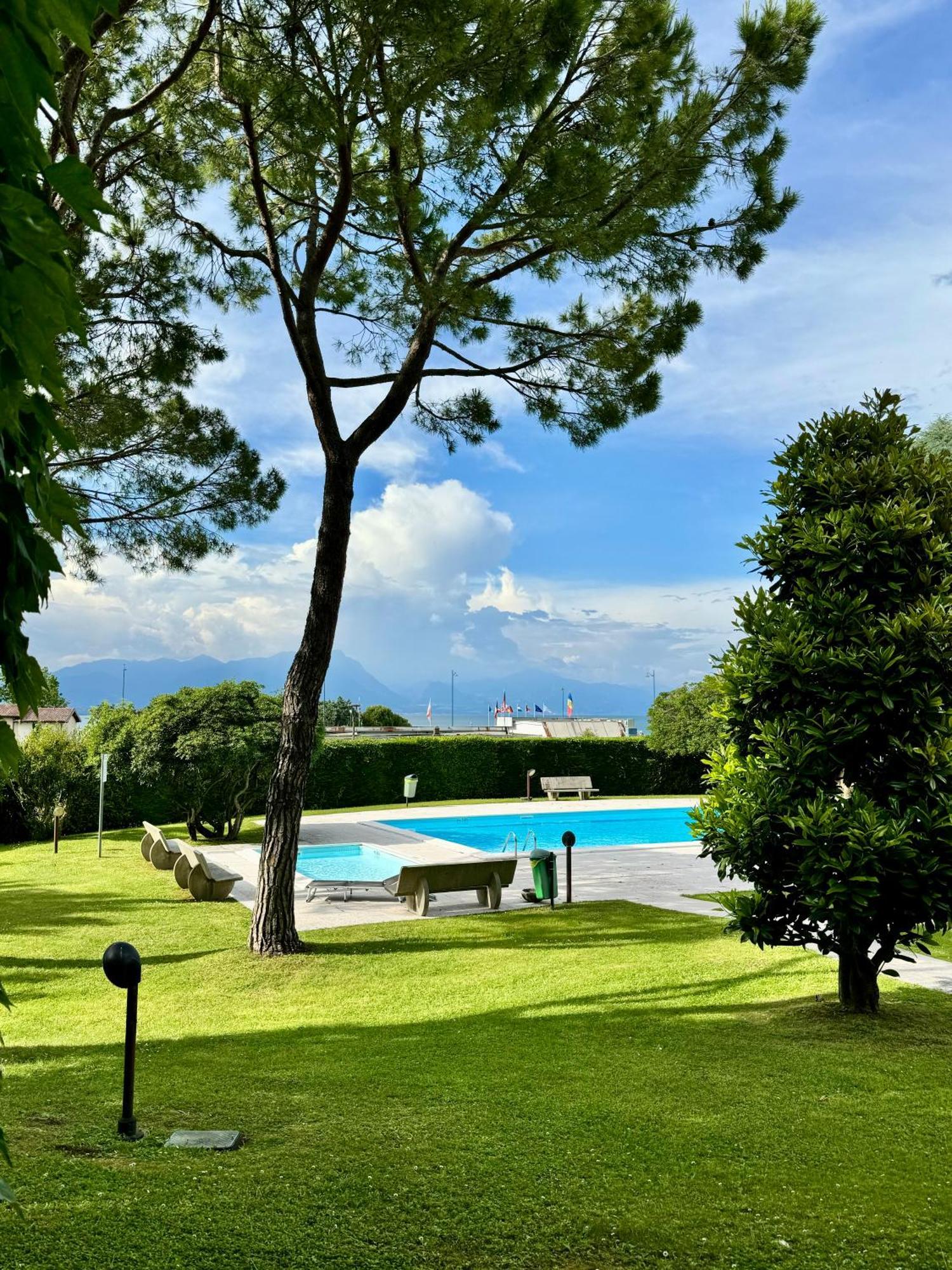 Amazing Residence Lake View Desenzano Desenzano del Garda Exterior foto