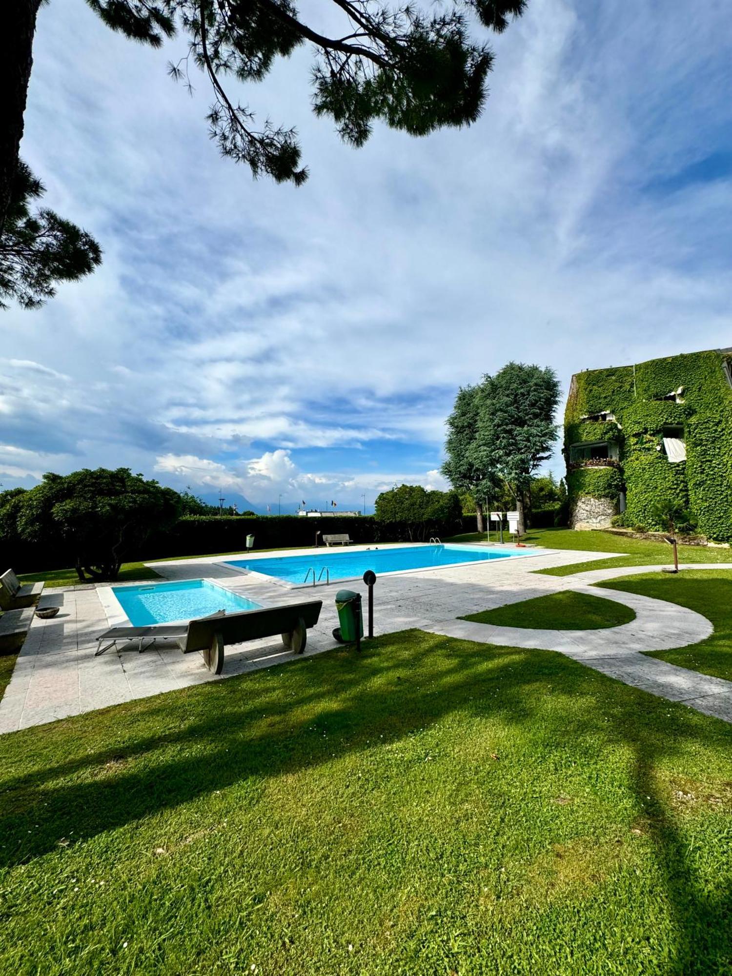 Amazing Residence Lake View Desenzano Desenzano del Garda Exterior foto